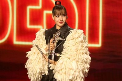 Lisa bị cáo buộc 'mua giải' sau chiến thắng lịch sử tại VMAs 2026