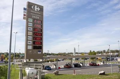 Giá dầu diesel tăng kỷ lục gây sức ép lên kinh tế châu Âu