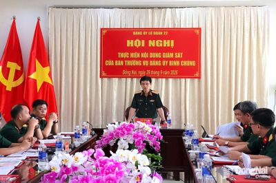 Thiếu tướng Hoàng Văn Lợi, Bí thư Đảng ủy, Chính ủy Binh chủng Tăng thiết giáp kiểm tra, làm việc tại Lữ đoàn 22