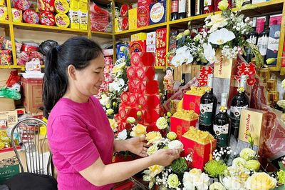Nhộn nhịp nghề làm lễ vật mùa cưới