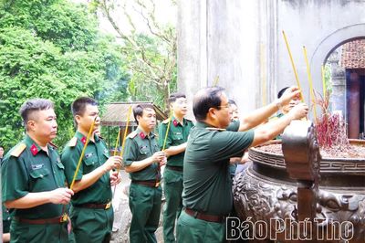 Ban Tổ chức Gameshow “Sắc màu sao vuông” dâng hương tại Đền Hùng và Tượng đài “Bác Hồ với ngày hội non sông”
