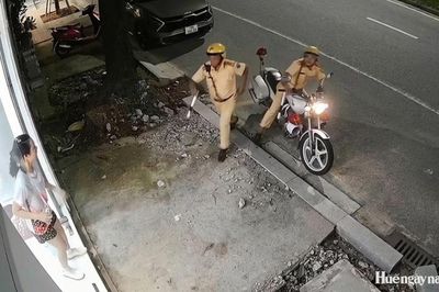 Cảnh sát giao thông đưa người có dấu hiệu đột quỵ đi cấp cứu