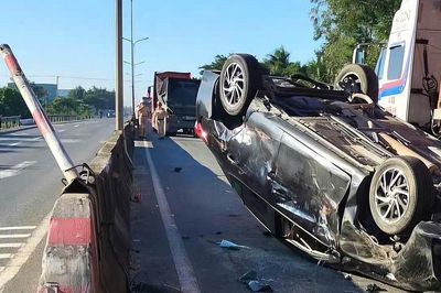 Ô tô con phơi bụng trên QL1A Đà Nẵng sau va chạm với xe đầu kéo