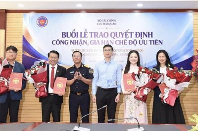 Trao quyết định công nhận, gia hạn ưu tiên về hải quan cho 7 doanh nghiệp