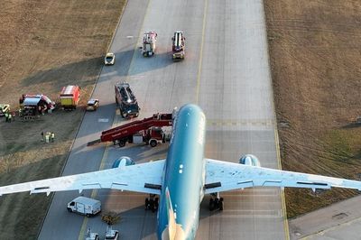 Boeing 787 của Vietnam Airlines hai lần phanh khi cất cánh, trượt khỏi đường băng Munich
