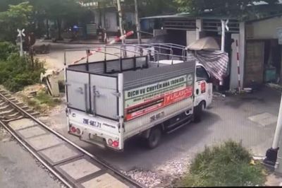 Xử phạt 25 triệu đồng tài xế lùi xe làm hư hỏng cần chắn đường sắt