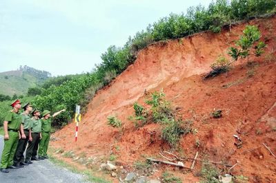 Vùng Tây Đà Nẵng ứng phó sạt lở gây chia cắt, cô lập trong mưa lũ