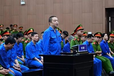 Cựu Viện trưởng nhận hối lộ hơn 8 tỷ đồng, để vợ 'can thiệp' việc cơ quan
