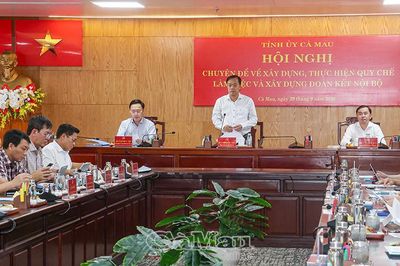 Thực hiện nghiêm quy chế làm việc, giữ gìn đoàn kết nội bộ