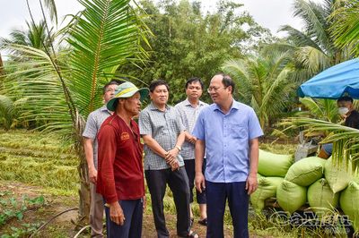 Bí thư Tỉnh uỷ Nguyễn Hồ Hải động viên người dân bị ảnh hưởng do ngập úng