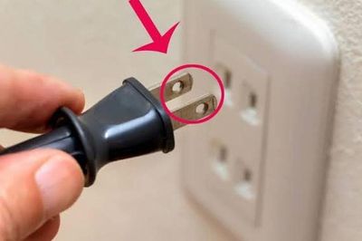 Hai lỗ nhỏ trên phích cắm điện có tác dụng gì? Hoá ra rất nhiều người không biết công dụng thật sự