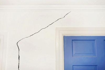 Vì sao nhà mới xây bị nứt tường nhiều chỗ?