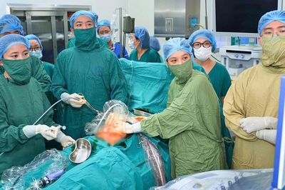 Lần đầu tại Việt Nam: Đặt bóng vào khí quản cứu thai nhi mắc thoát vị hoành