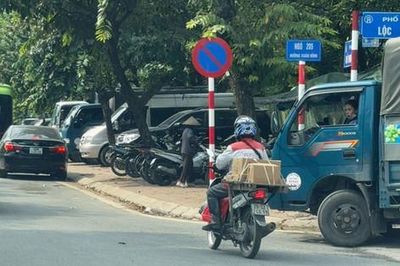 Phường Xuân Đỉnh: Nhiều tuyến phố, phương tiện bủa vây lòng đường, vỉa hè