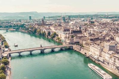 Bơi giữa thành phố - kinh nghiệm thành công từ sông Rhine ở Basel