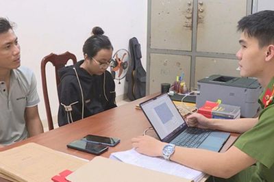 Bắt giữ cặp tình nhân chuyên tạo biên lai chuyển khoản giả để lừa đảo