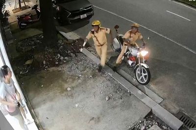 CSGT Huế hỗ trợ đưa người có biểu hiện đột quỵ đi cấp cứu