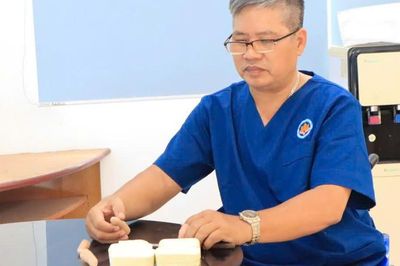 Người đàn ông ngồi xe lăn chế tác những ngón tay giả cho bệnh nhân