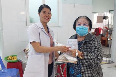 Trạm y tế ở TPHCM: Dược sĩ nấu bữa sáng cho người cao tuổi