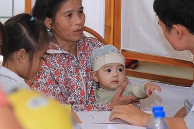 Nhân viên y tế thôn, cô đỡ thôn bản yên tâm công tác khi phụ cấp tăng
