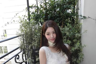 'Cựu công chúa Miu Miu' Wonyoung lần đầu tới Dior, bật mood 'ngoại giao thời trang'