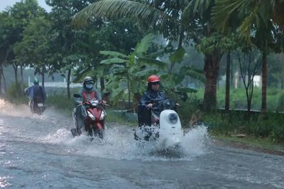 Sinh viên chật vật thích ứng vì mưa lớn kéo dài nhiều ngày qua tại TP.HCM