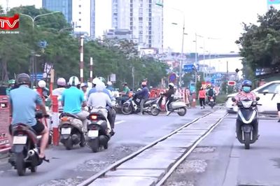 Gần 300 triệu đồng tiền phạt vi phạm giao thông đường sắt tại Hà Nội