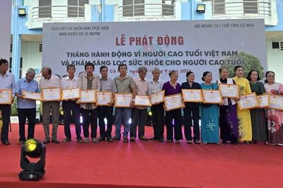 Nhiều người cao tuổi ở Cà Mau được chăm sóc sức khỏe