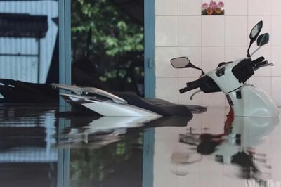 [Ảnh] Mưa lớn gây ngập sâu khu dân cư sát cao tốc Biên Hòa-Vũng Tàu
