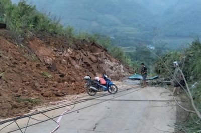Phân luồng giao thông qua Quốc lộ 279 do sạt lở gây ách tắc giao thông