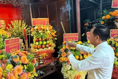 Trưởng Ban Tuyên giáo Trung ương dâng hương tại Nhà lưu niệm cụ Huỳnh Thúc Kháng