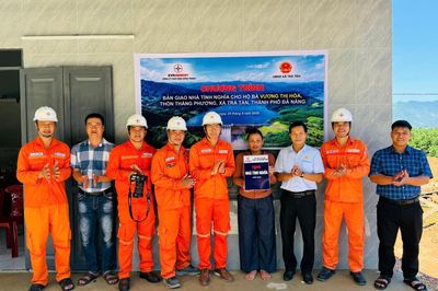 Bàn giao 2 căn nhà cho hộ nghèo xã Trà Tân