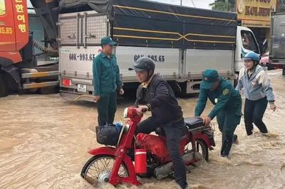 Đồng Nai: Đường ngập, nước tràn vào nhà sau cơn mưa sáng 30-9