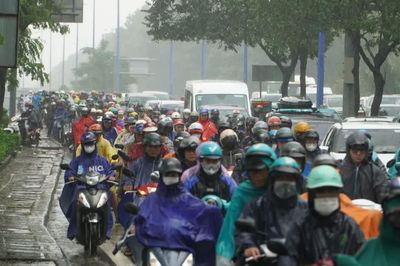 Sáng 30-9, mưa lớn, đường ngập, giao thông ùn ứ khắp nơi