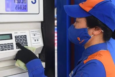 Đề xuất doanh nghiệp tự quyết định và công bố giá bán lẻ xăng dầu