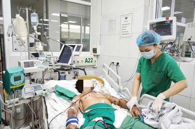 Sốt cao, hoại tử da, người đàn ông sốc nhiễm khuẩn do liên cầu lợn