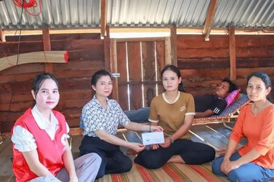 Gia Lai: Trao tiền hỗ trợ đợt 2 giúp anh Ksor Thưa chữa bệnh suy thận