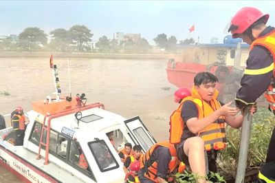 Thực tập xử lý sự cố cháy sà lan chở dầu trên sông