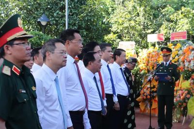 Trưởng Ban Tuyên giáo Trung ương Trịnh Văn Quyết dâng hương tưởng niệm cụ Huỳnh Thúc Kháng