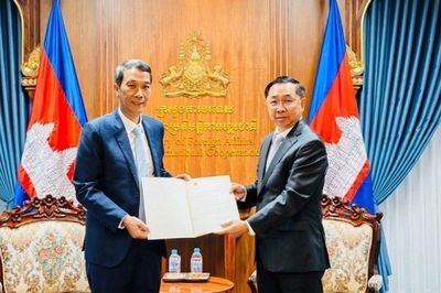 Tổng Lãnh sự Việt Nam tại Sihanoukville (Campuchia) Nguyễn Trung Hiếu trình Thư ủy nhiệm Lãnh sự