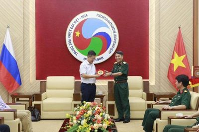 Chi bộ Vụ châu Âu tổ chức sinh hoạt chuyên đề tại Trung tâm Nhiệt đới Việt - Nga