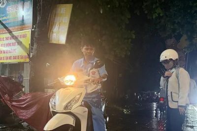 Mưa lớn kéo dài, nhiều tuyến đường nội ô ở Vĩnh Long chìm trong nước