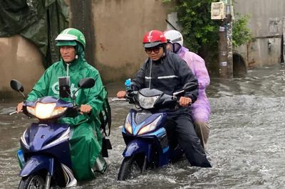 Mưa lớn kết hợp triều cường ở TPHCM, cơ quan khí tượng cảnh báo khẩn