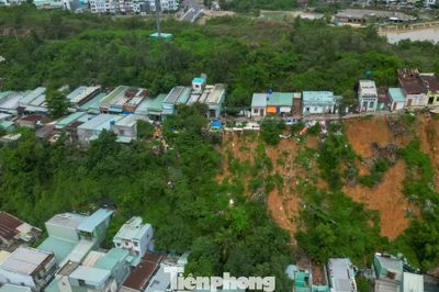 Những mái nhà chênh vênh bên sườn núi trước mùa mưa bão