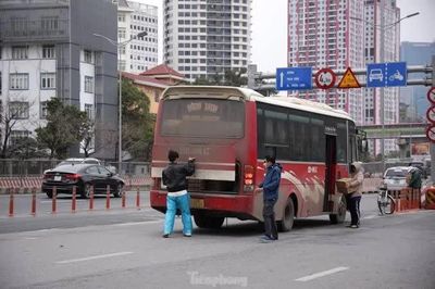 Chặn xe hợp đồng biến tướng thành xe khách