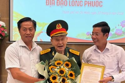Đại tá Tư Cang tặng hai khẩu súng kỷ vật chiến tranh cho Bảo tàng