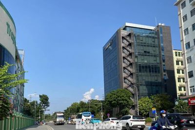 Hà Nội: Nắng nóng 'thiêu đốt' ở tuyến phố không còn cây xanh sau cải tạo