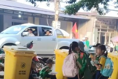 Xót cảnh học sinh ngồi ăn sáng trước cổng trường