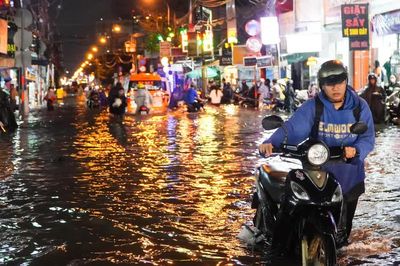 Mưa kèm triều cường ở TPHCM: Sáng đi làm ướt sũng, tối về bì bõm lội