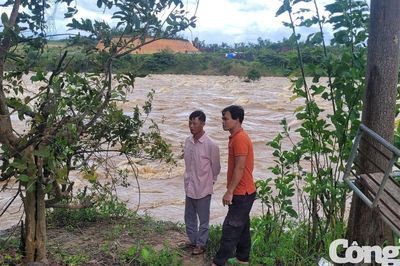 Xây kè khẩn cấp chống sạt lở sông Đăk Snghé